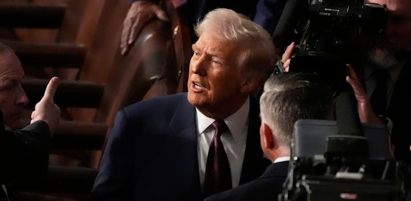 טראמפ בדרכו לנאום בפני שני בתי הקונגרס בוושינגטון / צילום: Associated Press, Alex Brandon