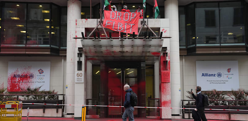 ''תיפטרו מאלביט''. ההתקפה על משרדי אליאנץ בלונדון, השבוע / צילום: Reuters, PA Images