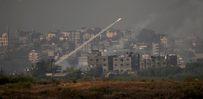 רקטות המשוגרות מרצועת עזה לעבר ישראל / צילום: Associated Press, Ariel Schalit