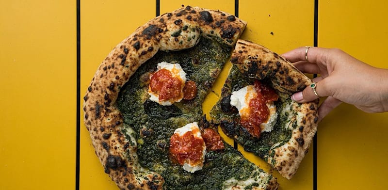 פיצה סטרצ'יאטלה וריבת עגבניות שרי / צילום: גל זהבי