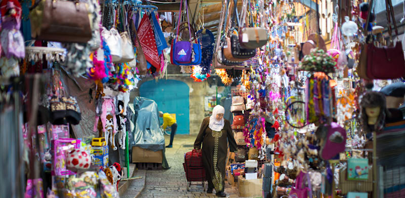 עסקים בעכו. ''הלקוחות מצפים לאספקה שוטפת, ואנחנו לא יכולים לעמוד בזה'' / צילום: Shutterstock