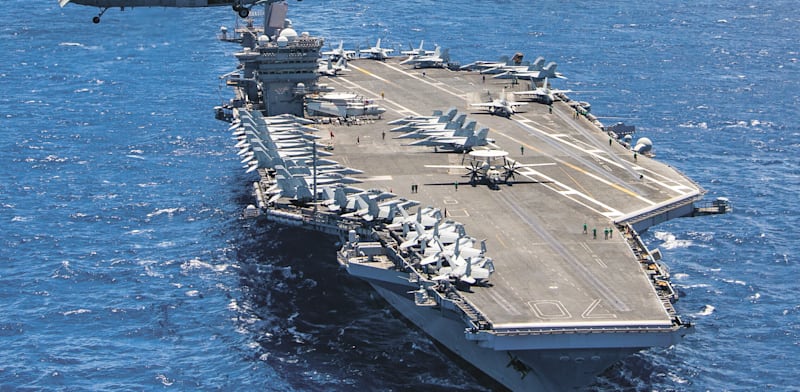 נושאת המסוקים קארל וינסון, המשייטת בים הערבי / צילום: ap, Petty Officer 1st Class Arthurgwain Marquez