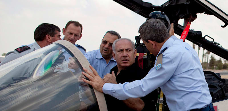 רה''מ נתניהו, שר הביטחון דאז ברק והרמטכ''ל גבי אשכנזי.  בבסיס חצרים, אוגוסט 2009 / צילום: Reuters, POOL New