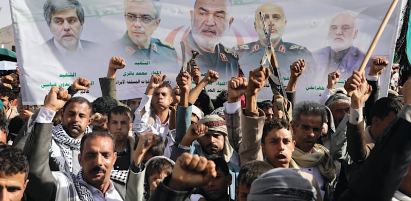 הפגנת תומכי ח'ותים בצנעא. כרזה עם בכירים איראנים שנהרגו בתקיפות ישראליות / צילום: ap, Osamah Abdulrahman