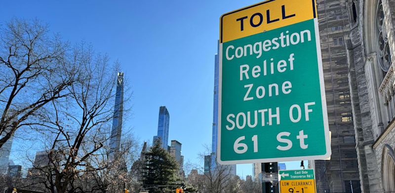 שלט על אזור עם אגרת גודש בניו יורק. ''מי האנשים שנמנעים להיכנס לעיר?'' / צילום: Shutterstock