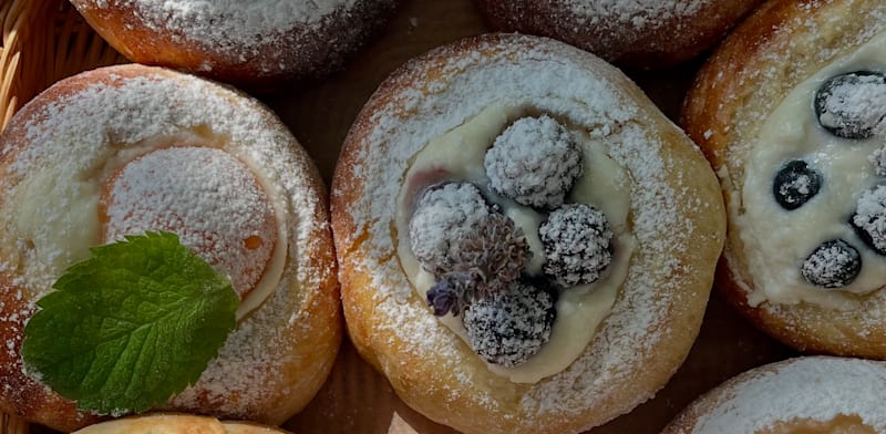 מאפים מתוקים במרפסת במרום גולן / צילום: שפרה מיכאלוביץ