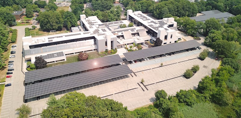 וולס פארק, פורטפוליו משרדים בפרבר יוקרתי של בוסטון אותו רכשה פרופימקס יחד עם טורוס. בנכס זה, המנהלים יישמו תוכנית להמרת פארק המשרדים למתחם דל-פחמן ויעיל אנרגטית. זאת, באמצעות החלפת חימום מבוסס גז טבעי במשאבות חום, התקנת פאנלים סולאריים ושדרוג מערכות התאורה וניהול האנרגיה. / צילום: Plankton Energy