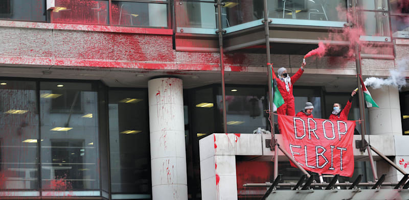 ''זינחו את אלביט''. התקפה על משרדי אליאנץ בלונדון, מרץ / צילום: Reuters, ZUMA Press Wire