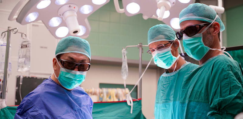 משמאל לימין: פרופ' קים יונג וו, ד''ר חרבי חלאילה, ד''ר גיא גוזני / צילום: גילעד שעבני