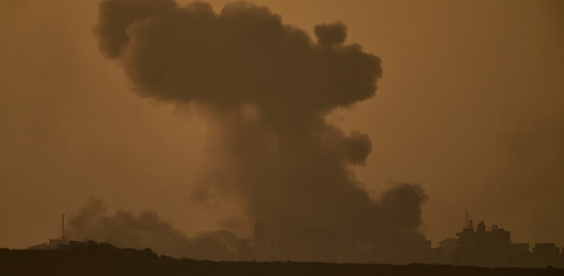 עשן עולה מעל עזה, הערב / צילום: ap, Leo Correa