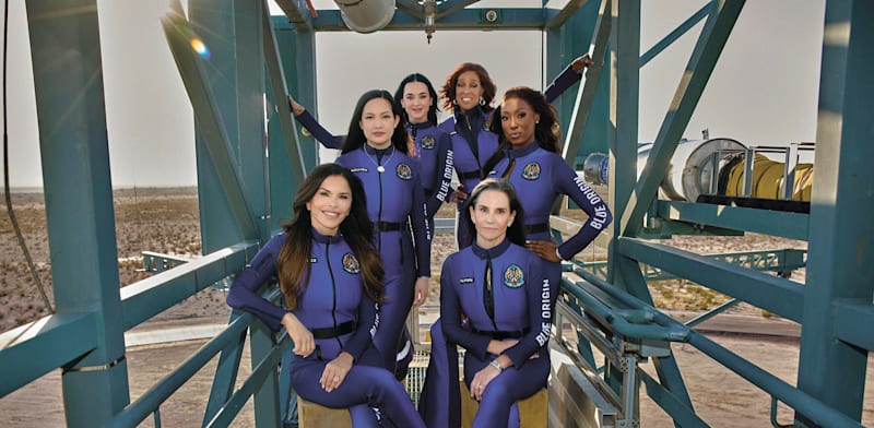 הנשים שטסו לחלל בחללית של בלו אוריג'ן, בהן הזמרת קייטי פרי, זוגתו של ג'ף בזוס, לורן סנצ'ז, ומדעניות / צילום: ap