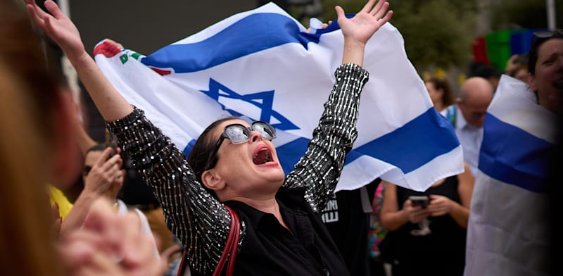 צהלות השמחה בכיכר החטופים בעקבות חתימת ההסכם / צילום: ap, Emilio Morenatti