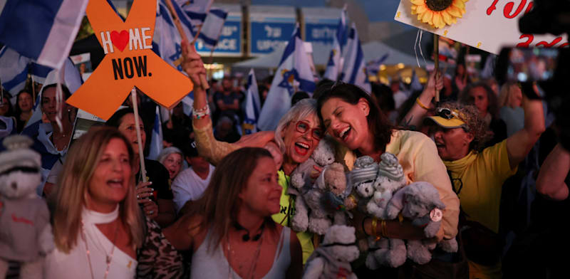 המונים בכיכר החטופים בת''א בציפייה להתחלת שחרור החטופים, היום / צילום: Reuters