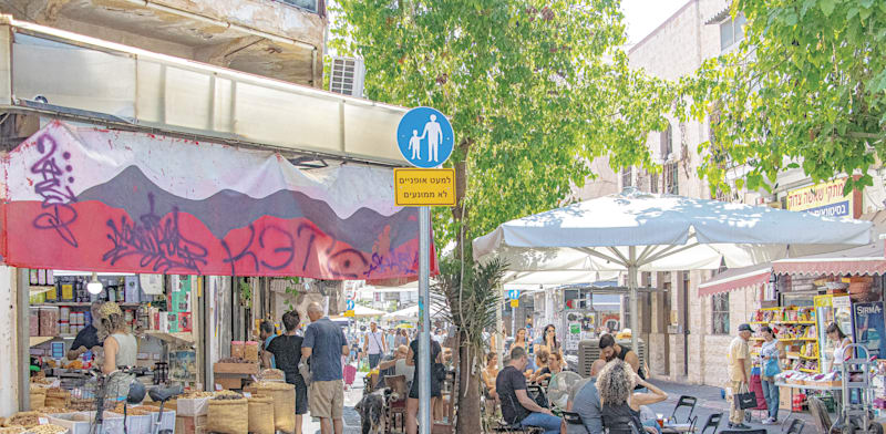 רחוב בתל אביב. ''כל בעל מקצוע חושב על החלק שלו, יועץ אשפה רוצה מקום למשאיות'' / צילום: Shutterstock