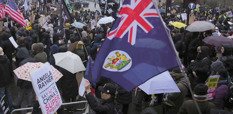 מתנגדים בריטים מפגינים מול הבניין המיועד להקמת השגרירות / צילום: ap, Kin Cheung