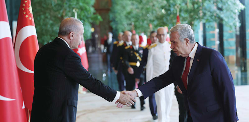 מנסור יבאש, ראש עיריית אנקרה (מימין), עם הנשיא ארדואן / צילום: Reuters, Anadolu