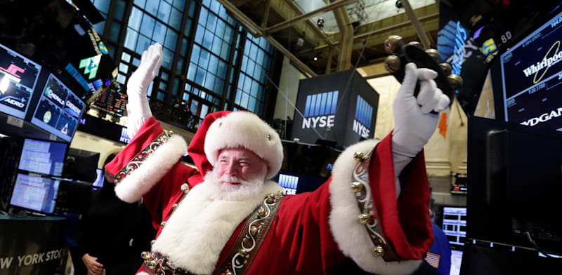 סנטה קלאוס מבקר ברצפת המסחר של הבורסה בניו יורק / צילום: ap, Richard Drew