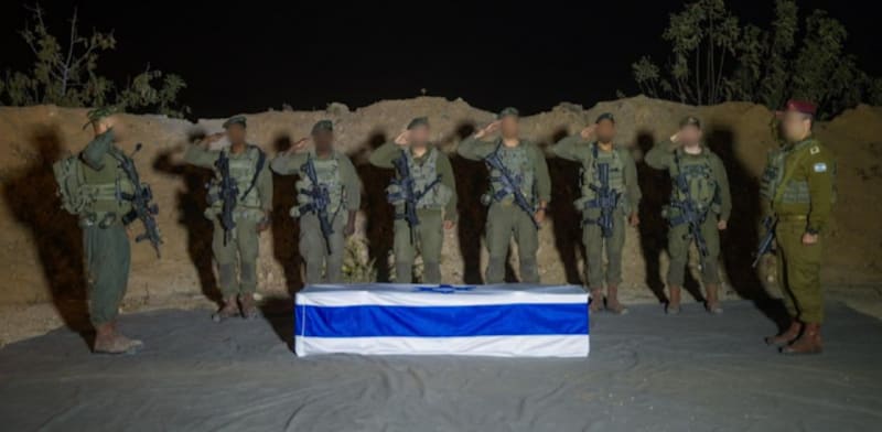 ארונו של סותדיסאק רינתלאק ז''ל / צילום: דובר צה''ל