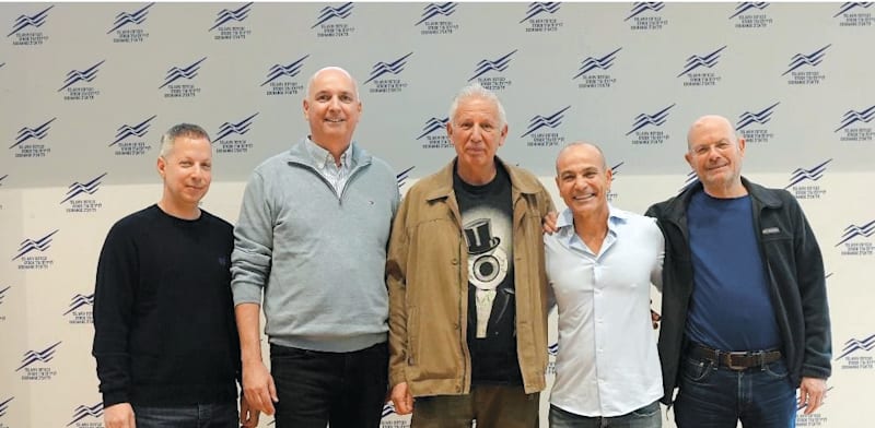 משתתפי המפגש, מימין: יאיר לפידות, מבעלי ילין לפידות; מורן סיטון, מנכ''ל ארבע עונות; גילעד אלטשולר מבעלי אלטשולר שחם; אילן רביב, מנכ''ל מיטב; ודייב לובצקי, מנכ''ל ומבעלי אי.בי.אי / צילום: יח''צ