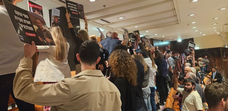 המשפחות השכולות מפנות את גבן לשר שקלי / צילום: מועצת אוקטובר