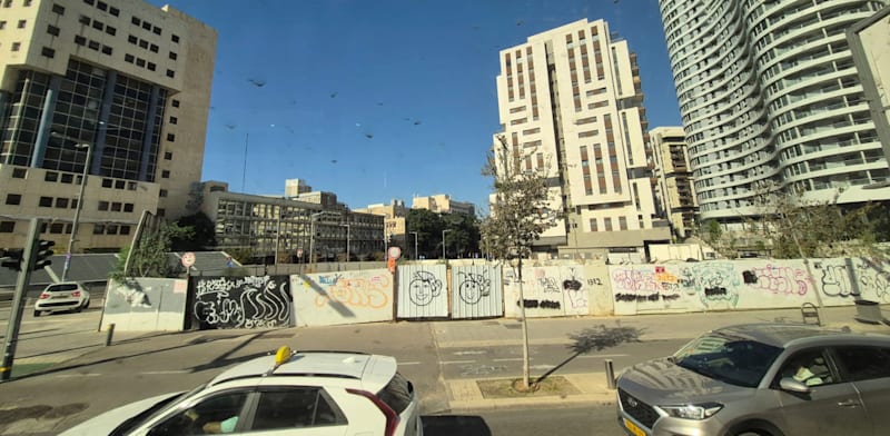 המקום שבו עמד בעבר בית מעריב וייבנה בו המגדל החדש / צילום: דרור מרמור