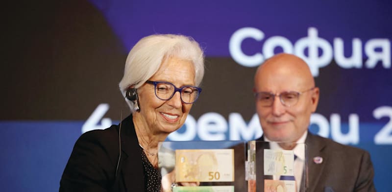 נשיאת הבנק המרכזי האירופי כריסטין לגארד ונגיד הבנק הלאומי הבולגרי דימיטר ראדב חותמים על שטרות האירו / צילום: Reuters, Stoyan Nenov