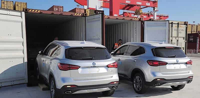 מכוניות סיניות נפרקות ממכולות בנמל המפרץ / צילום: יח''צ