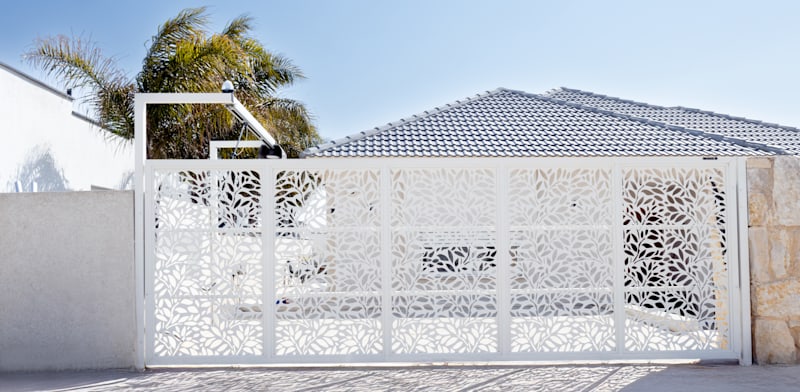 שילוב חיתוכי לייזר דגם lz05 בשער חניה בבית פרטי באזור הגליל העליון / צילום: טרלידור