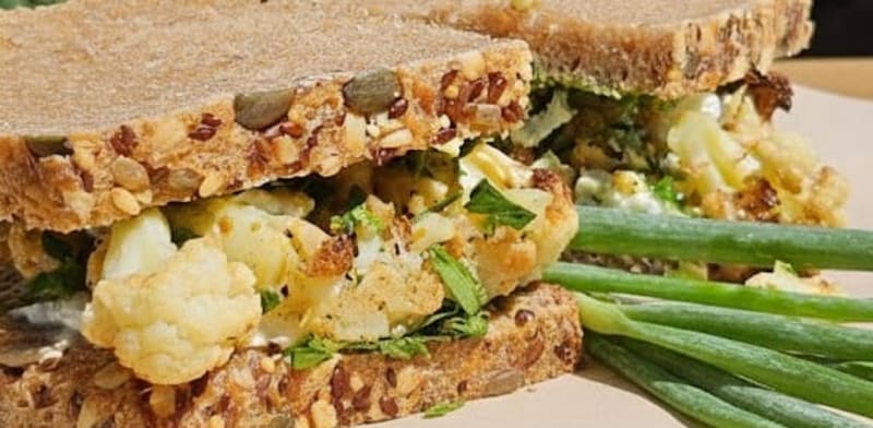 כריך בעגלת הקפה גן עד / צילום: אילון פמיליה