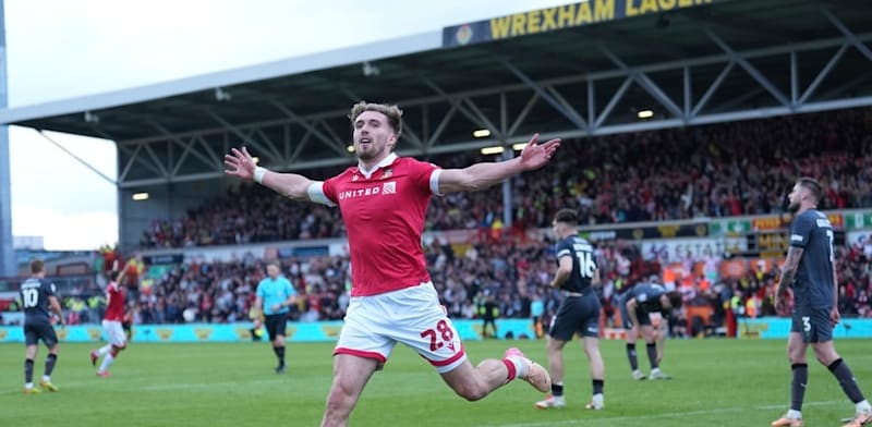 סם סמית' (רקסהאם) חוגג לאחר שהבקיע גול מול קבוצת צ'רלטון אתלטיק / צילום: ap, Jon Super