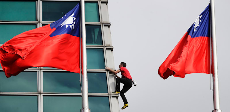 אלכס הונולד מטפס על הבניין בטאיפיי / צילום: ap, Chiang Ying-ying