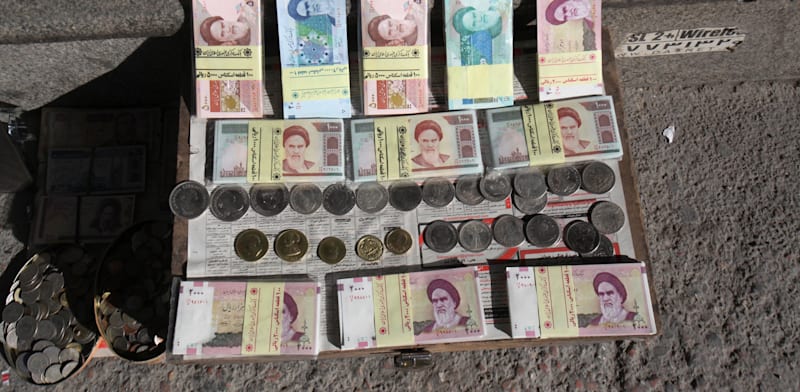 חלפני כסף ברחובות טהראן / צילום: ap, Vahid Salemi