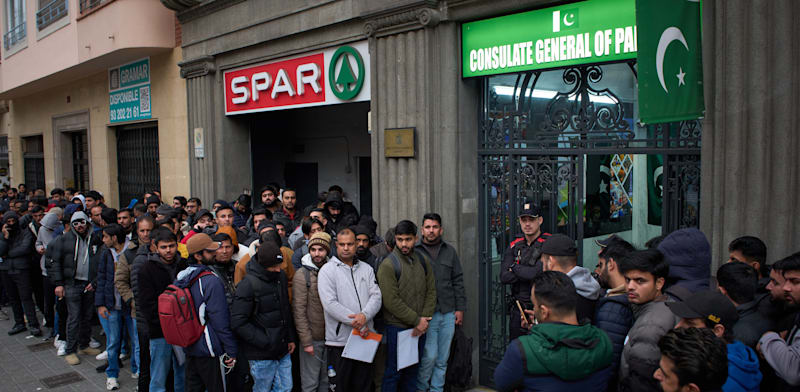 מאות פקיסטנים ממתינים בכניסה לקונסוליה הפקיסטנית בברצלונה בעקבות החלטת ממשלת ספרד להעניק אישורים למהגרים / צילום: ap, Emilio Morenatti