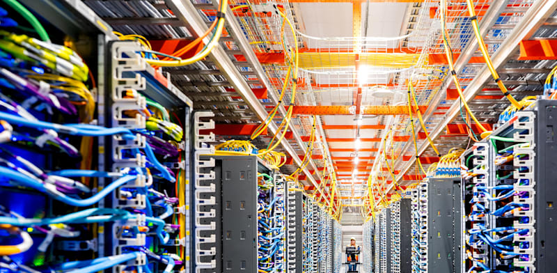 חוות שרתים של אמזון / צילום: Reuters, Noah Berger for AWS