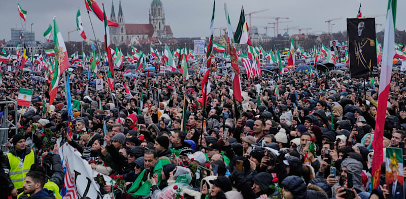 הפגנת תמיכה בעם האיראני במינכן, אתמול / צילום: ap, Ebrahim Noroozi