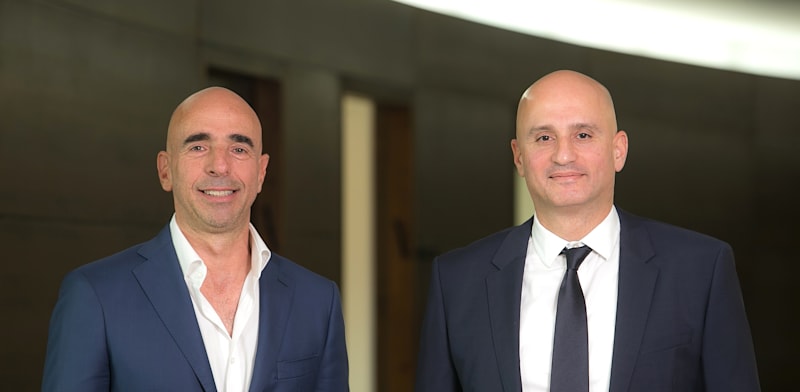 מימין: עו''ד אלון פומרנץ ועו''ד ארז תיק / צילום: תמר דניאלי