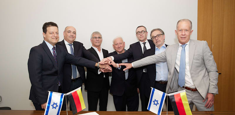 נציגי הפג לויד, צים וקרן פימי באירוע החתימה על העסקה / צילום: שוקה כהן