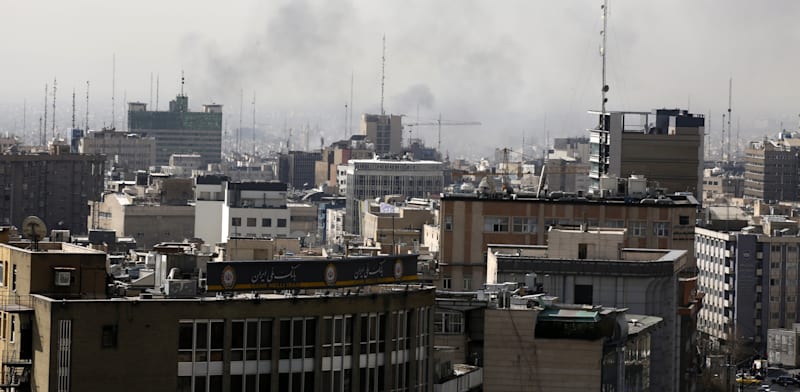 עשן מתנשא מעל מרכז העיר טהרן לאחר פיצוץ, הבוקר / צילום: Reuters, Anadolu