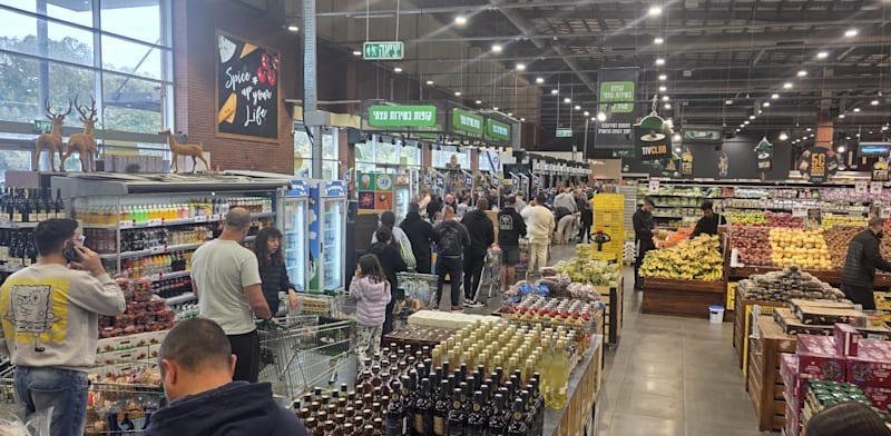 תור לקופות בסניף של טיב טעם, הבוקר / צילום: באדיבות עובדי טיב טעם