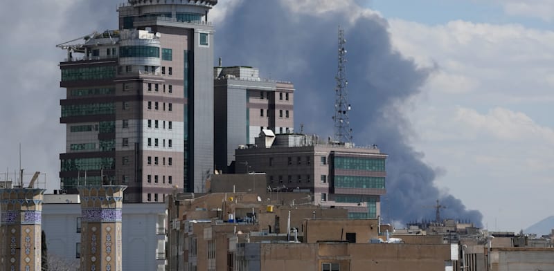 עשן מיתמר מעל טהרן לאחר התקיפה הישראלית, אתמול / צילום: ap, Vahid Salemi