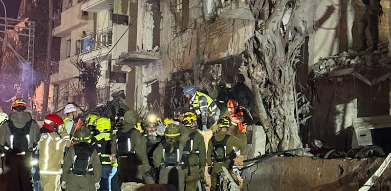 פגיעה של טיל איראני בבניין בתל אביב / צילום: כב''ה