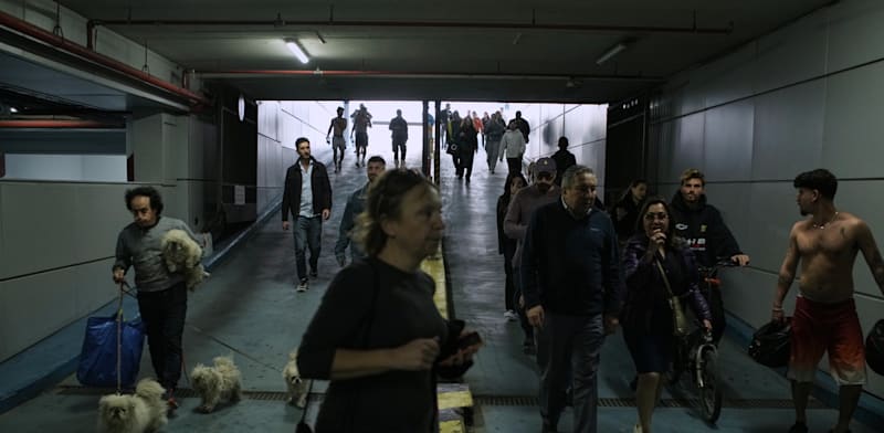 אנשים רצים לחניון תת קרקעי בעת אזעקה בתל אביב / צילום: ap, Leo Correa