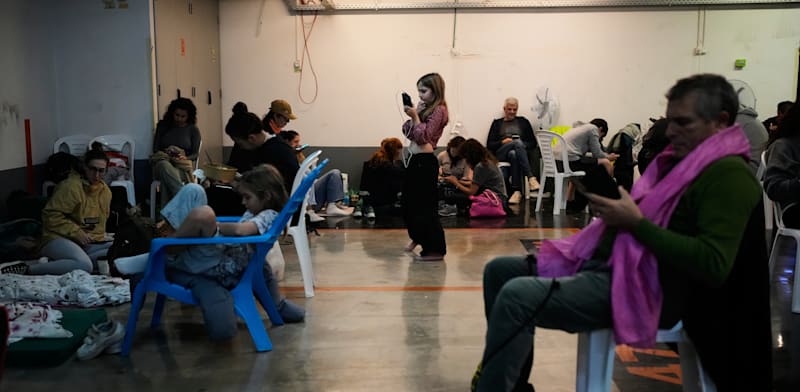 אנשים במקלט בעת התקפת טילים מאיראן / צילום: ap, Ohad Zwigenberg