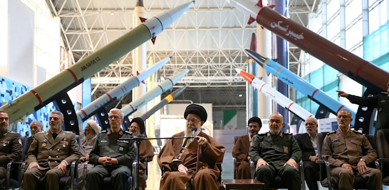 חמינאי ומפקדי כוחות הביטחון בתערוכה להישגי משמרות המהפכה, 2023. הכוח מונה 200 אלף איש / צילום: ap, Iran Khamenei