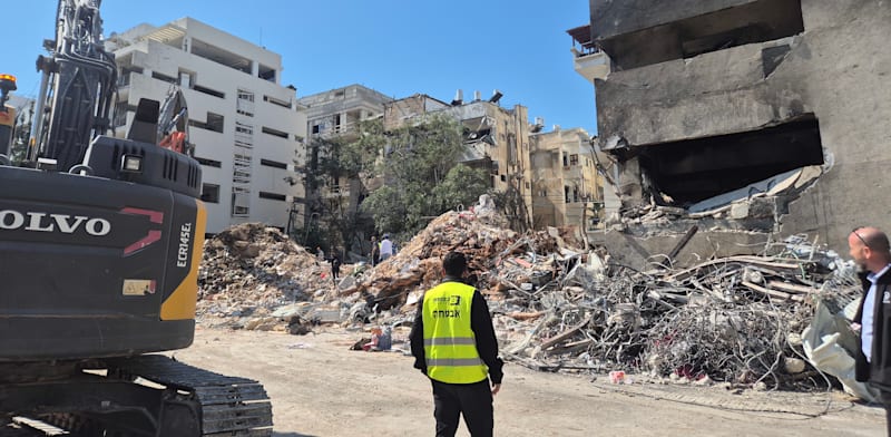 זירת הנפילה בתל אביב. הבניין שספג פגיעה ישירה נהרס בידי העירייה / צילום: אלה לוי-וינריב