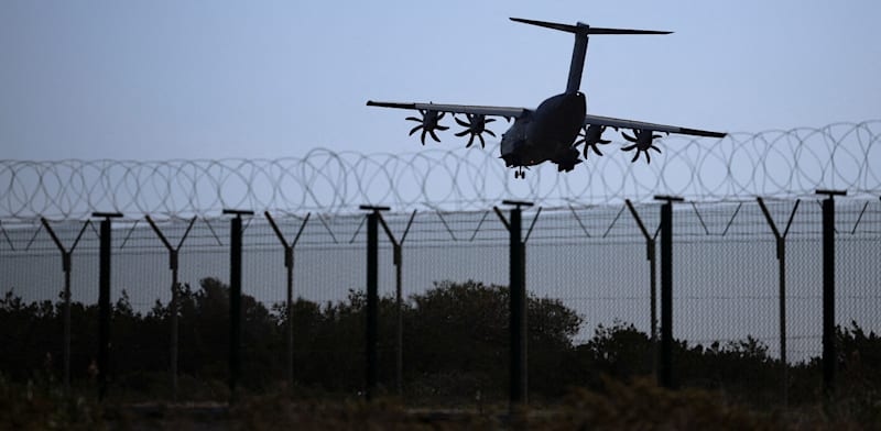 כלי טיס נערך לנחיתה בבסיס הבריטי אקרוטירי שבקפריסין, לאחר שהותקף השבוע / צילום: Reuters, Yiannis Kourtoglou