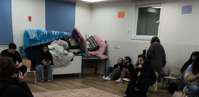 ישראלים במקלט / צילום: פביו טרופה