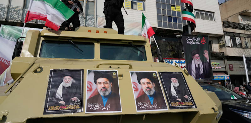 שוטרים בעצרת תמיכה במנהיג העליון החדש של איראן, מוג'תבא חמינאי (טהרן) / צילום: ap, Vahid Salemi