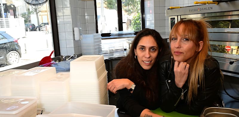 המסעדנית שלי גרבלר (מימין) והשפית נרקיס אלפי. ''חתונה טובה'' / צילום: תמר מצפי