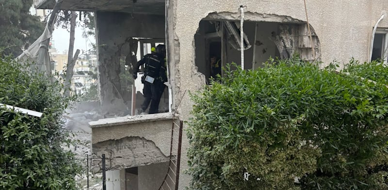 מבנה שנפגע בשיגור האחרון מאיראן / צילום: דוברות כבאות והצלה לישראל